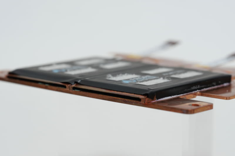 AirJet Miniがヒートスプレッダに密着し、後方の排気口からヒートスプレッダの熱をケース外に排出する