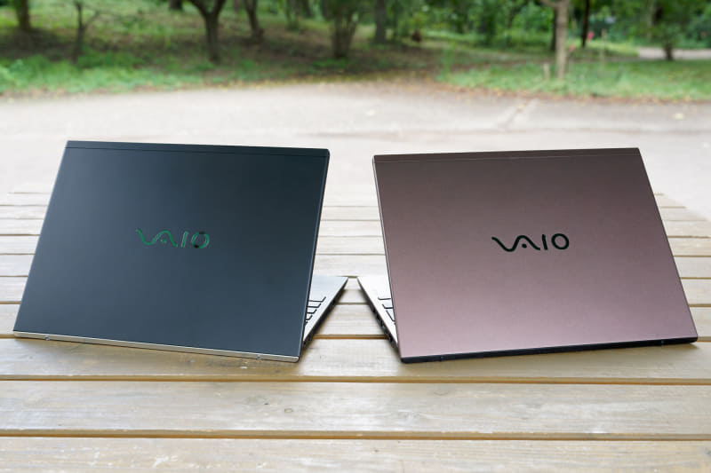 ボディカラーは2種類、ブラック(左)とブロンズ(右)をラインナップ