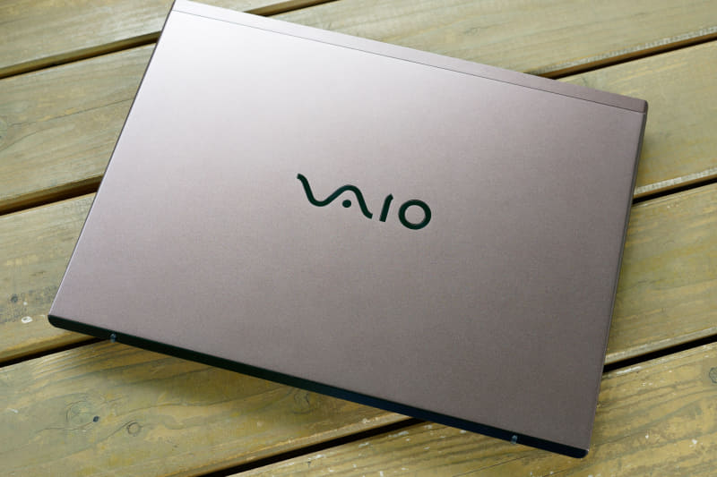 ブロンズの天板。マットなさらさらとした質感