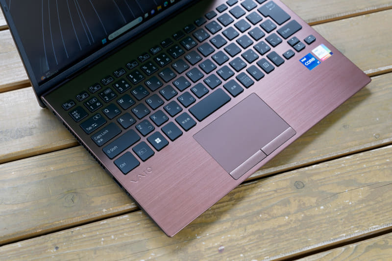 キーボード面はアルミの1枚板で、光沢のあるヘアライン仕上げ