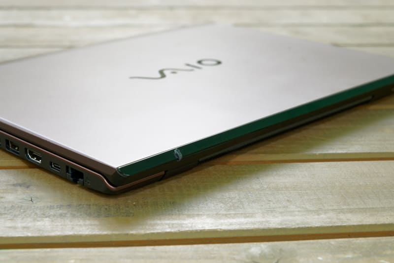 ブロンズの天板奥側のエッジ部分は黒