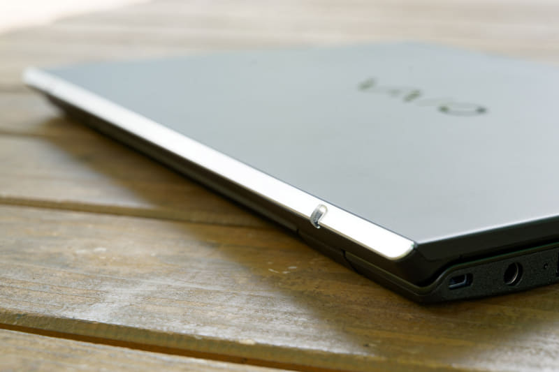 ブロンズの天板エッジ部分はシルバー