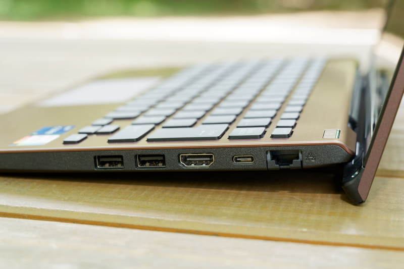 本体右側面。USB Type-A×2とUSB Type-C、HDMI、有線LANポートがある