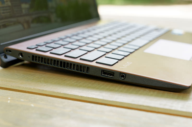 左側面はUSB Type-Aとヘッドセット端子。左隅に電源入力端子が見える