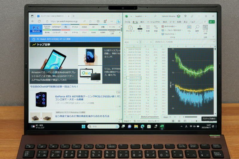 13.3型の液晶ディスプレイ、解像度は1,920×1,200ドットで縦に広い