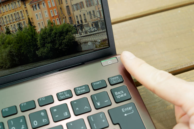 電源ボタン一体型の指紋センサーはWindows Hello対応