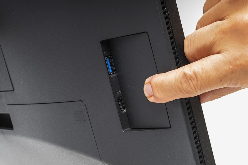 左側面にプッシュイン/プッシュアウト方式の端子カバーがあり、中にUSB 3.2 Gen 1 (ダウンストリーム、最大出力10W)、USB 3.2 Gen 1 Type-C(ダウンストリーム、最大出力15W)を配置