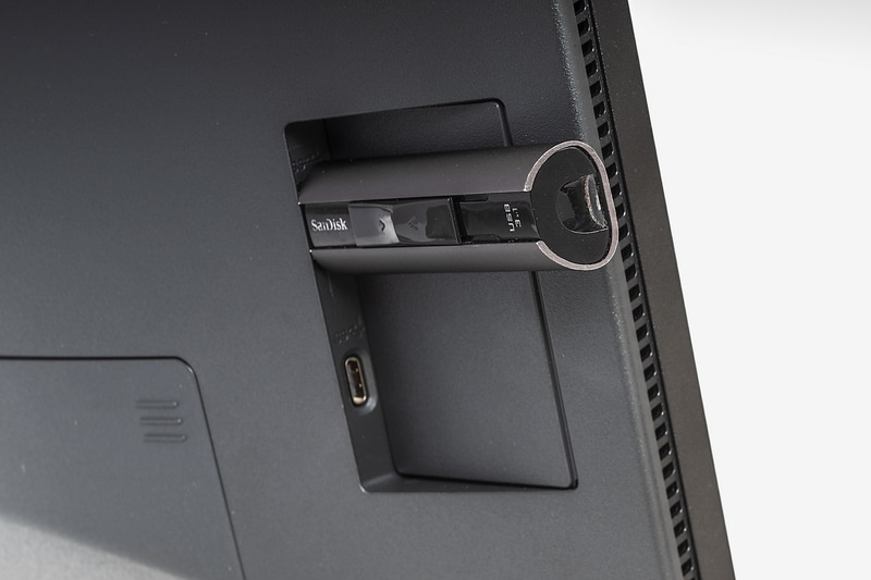 左側面にプッシュイン/プッシュアウト方式の端子カバーがあり、中にUSB 3.2 Gen 1 (ダウンストリーム、最大出力10W)、USB 3.2 Gen 1 Type-C(ダウンストリーム、最大出力15W)を配置