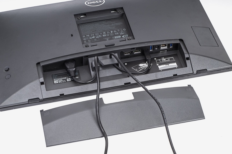 ケーブルは中央のハンガーに引っかけて上から引き出し、カバーを付けると、モニターをデスクギリギリに設置しても、ケーブルが干渉しないよう、うまく設計されている。