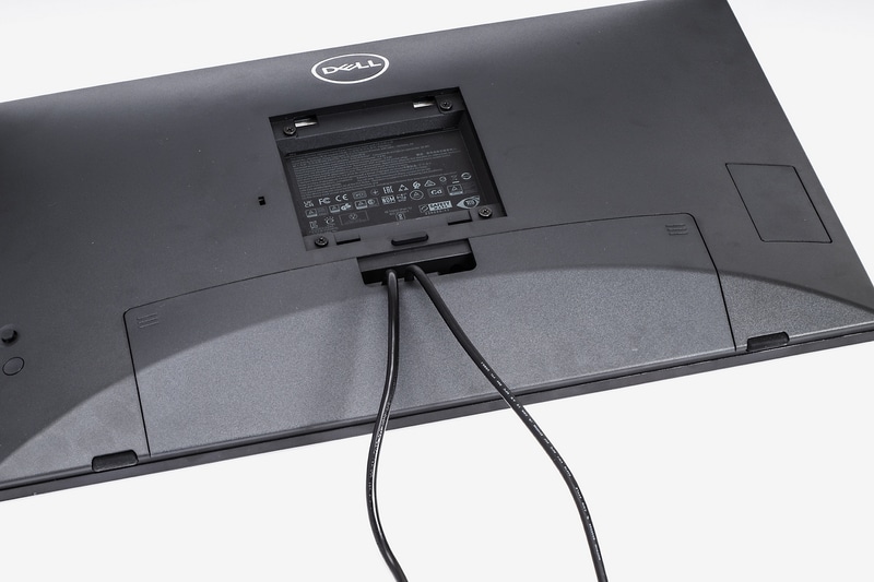 ケーブルは中央のハンガーに引っかけて上から引き出し、カバーを付けると、モニターをデスクギリギリに設置しても、ケーブルが干渉しないよう、うまく設計されている。