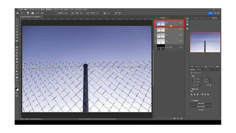 選択範囲がある状態でチャンネルパネルのRGBを一度選択し、レイヤーパネルに戻ります