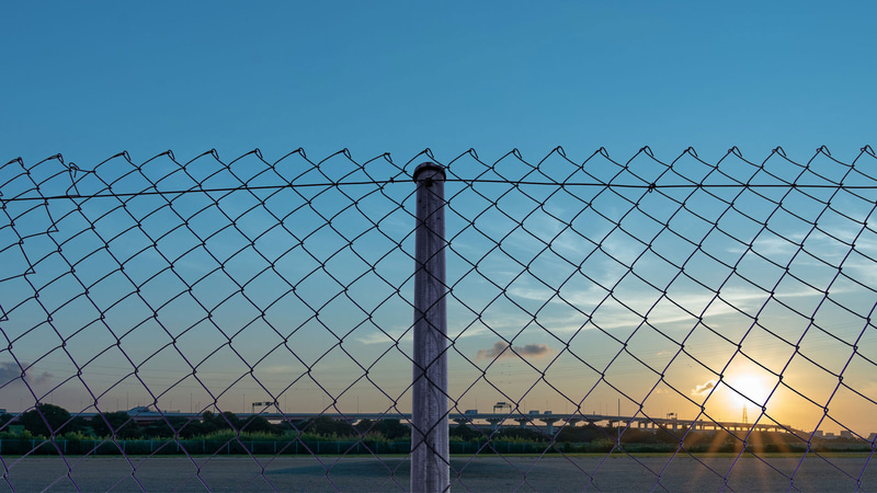 最後にレイヤーパネル下のレイヤーマスクのアイコンをクリックしてフェンスを切り抜けば完成です