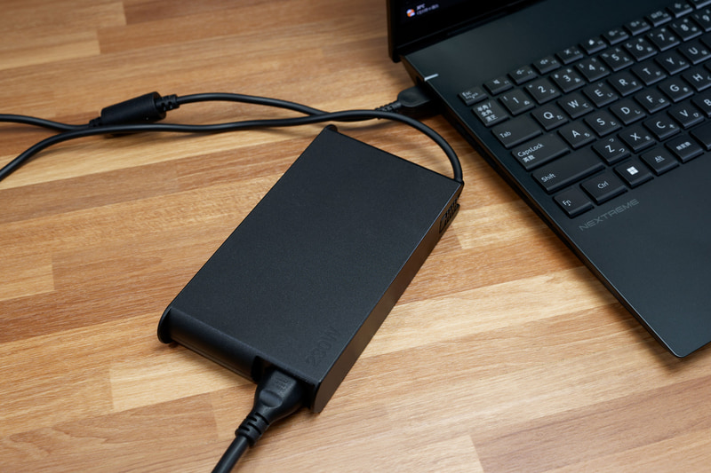 電源専用端子に接続する最大230W出力のACアダプタ