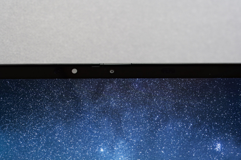 内蔵Webカメラは物理的なプライバシーシャッターを備える(左がシャッター無効時、右が有効時)