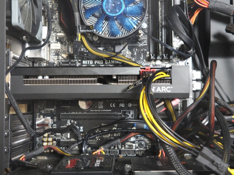 AR-A750D6-E8GB/DFに交換したところ。8ピンの補助電源コネクタが2つ用意されている