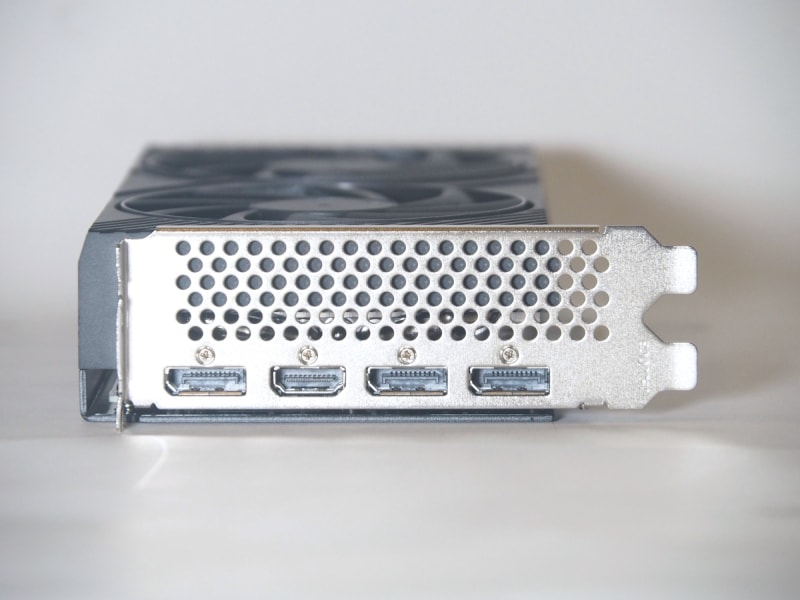 AR-A750D6-E8GB/DFのブラケット部。HDMI 2.0が1つとDisplayPort 2.0が3つ用意されている