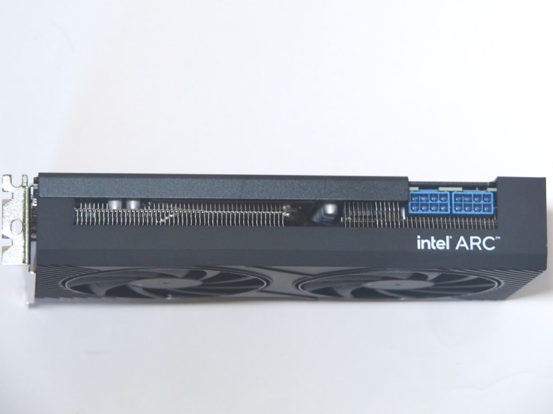 AR-A750D6-E8GB/DFの上面。補助電源コネクタは8ピン×2という仕様だ