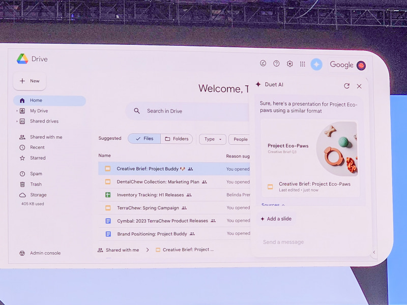 するとユーザーのクラウドストレージのデータから探してきてスライドを作成してくれる