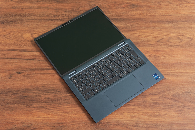 ディスプレイは180度開閉し、水平の状態で利用できる点は、ビジネスシーンで重宝する