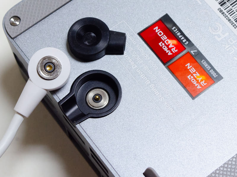 電源コネクタ(アップ)。黒いキャップを外し、このコネクタを挿す。Magnetic Power Supplyなので、結構がっちり止まり簡単には外れない。キャップをなくしそうなのが心配か