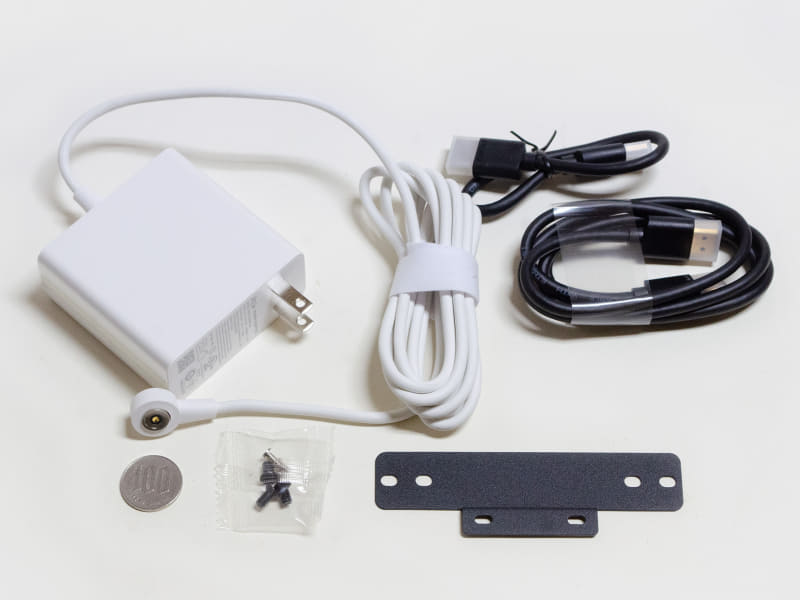 付属品。ACアダプタ(サイズ約70✕70✕30mm、重量273g、出力19V/5.26A)、HDMIケーブル2本、VESAマウンタ用金具、ネジ