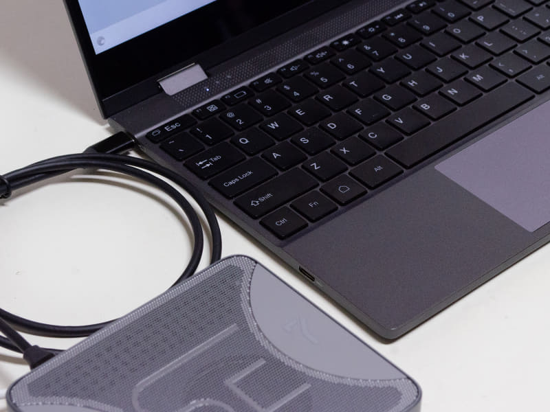 いつものキーボード付きモバイルモニターへ接続。USB4なのでType-Cケーブル1本で接続できる