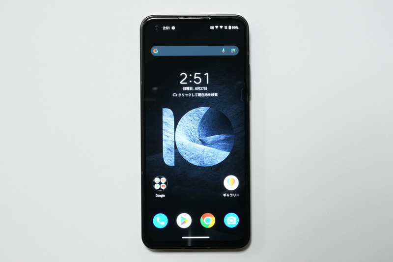 ディスプレイは5.9型フルHD+ OLEDを搭載。画面上部には前面カメラ、受話レシーバ、近接/光センサーを内蔵