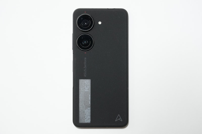 背面には広角カメラ、超広角カメラ、LEDフラッシュ、NFC/おサイフケータイの検出エリア、ワイヤレス充電エリアがある