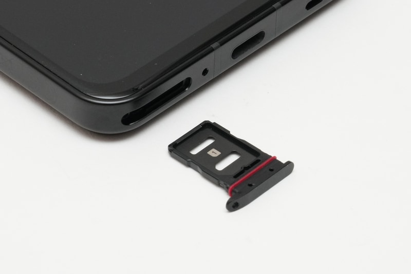 SIMカードトレイはNano SIM×2の物理デュアルSIM仕様