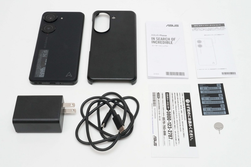 パッケージには、本体、専用ケース、USB ACアダプタ、USB Type-Cケーブル、説明書類、SIMイジェクトピンが同梱