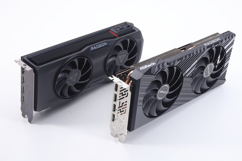 ASRock Redeon RX 7700 XT Challenger 12GB OC(右)と、Radeon RX 7800 XTのリファレンスボード