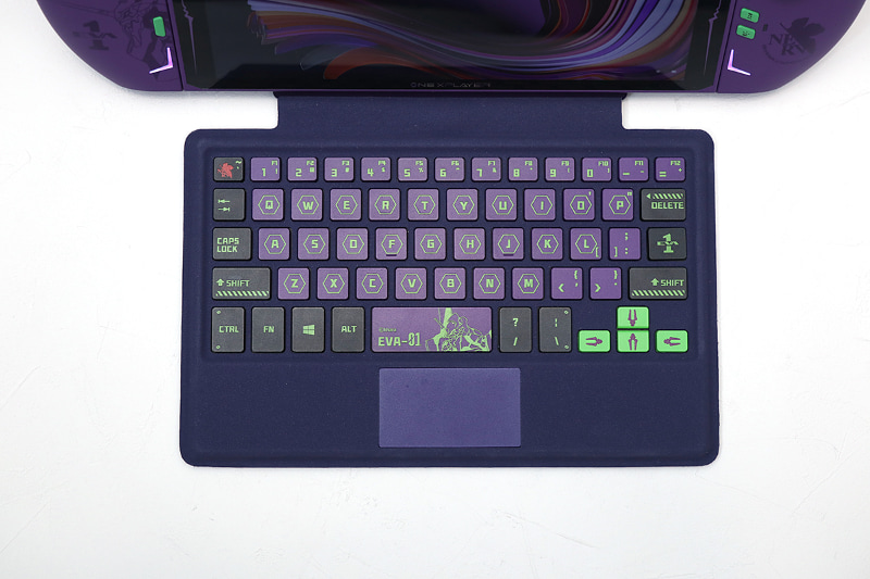 ファンクションキーがなく、DeleteキーもFnとBackSpace同時押しとやや変則的なキーボードだが、オンラインゲームにおいてID/パスワードの入力やちょっとしたチャットで重宝する