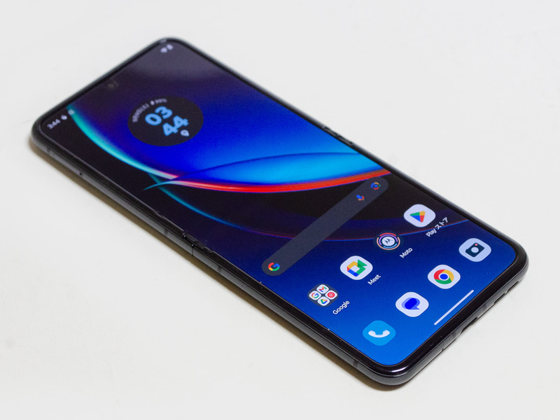 左/下。左側面上の方にNano SIMスロット。下側面にUSB Type-C