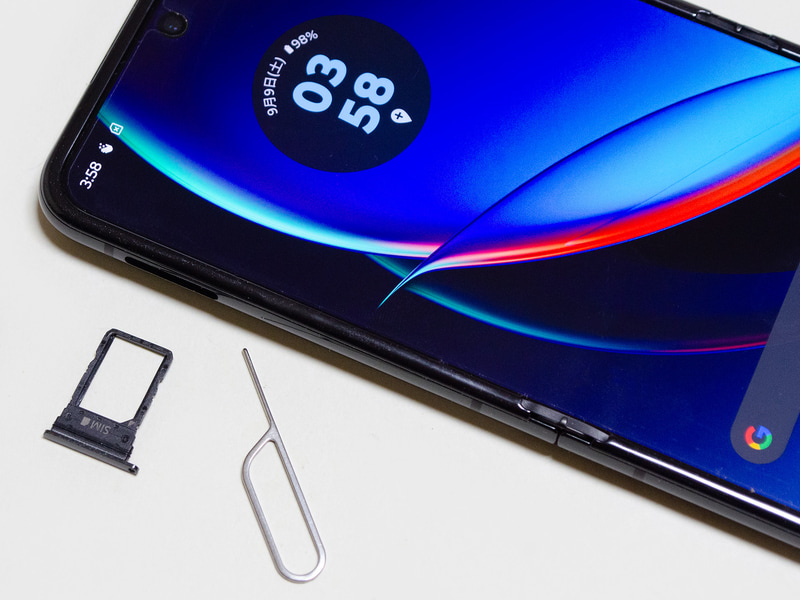 Nano SIMスロット付近。Nano SIMは1つのみ。イジェクトピン付属