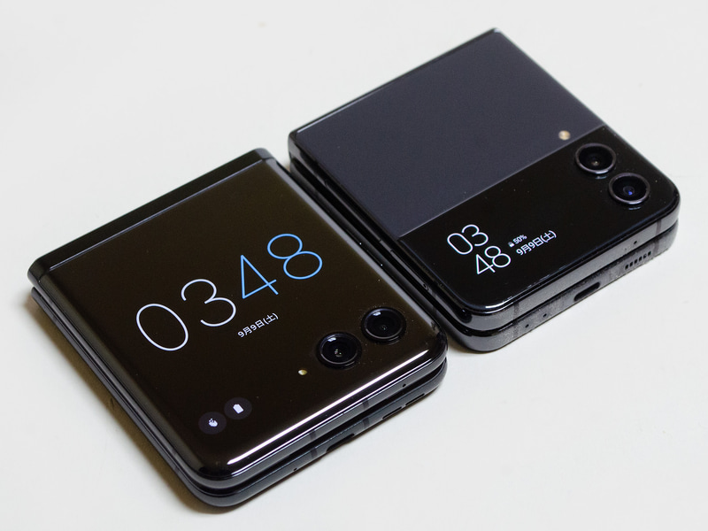 折りたたんだところ(Galaxy Z Flip4との2ショット)。Galaxy Z Flip4より奥行きが少しあるが若干薄い