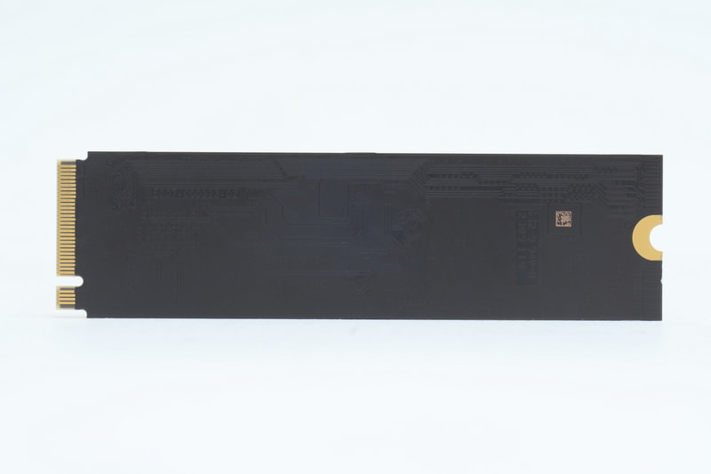 裏面にはチップを実装せず、片面実装となっている