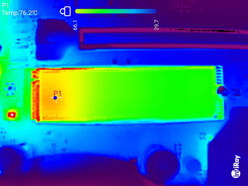 FUTURE SSDでのCrystalDiskMark 8.0.4c実行中の表面温度をサーモグラフィーカメラで計測すると、最高で76℃を超えた