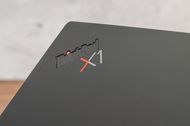 天板にはドーム状に成形したカーボンファイバーを採用し、優れた堅牢性を確保しつつ軽さを追求。デザインもThinkPadシリーズおなじみのもので、その点でも安心感がある