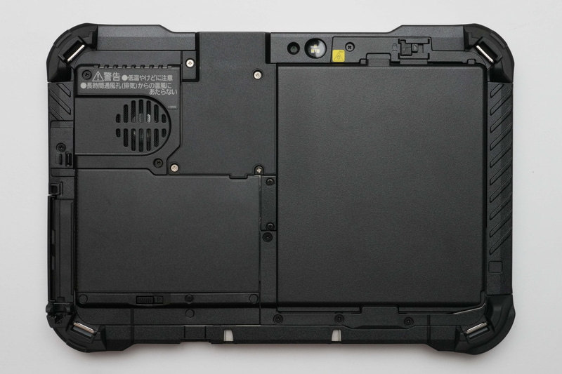 タブレット本体の背面には、LEDフラッシュ付きの800万画素カメラが内蔵。左上にはファン、その右には「拡張エリア①」、その下には「拡張エリア②」、その右には「バッテリーパック」用のスペースが存在する