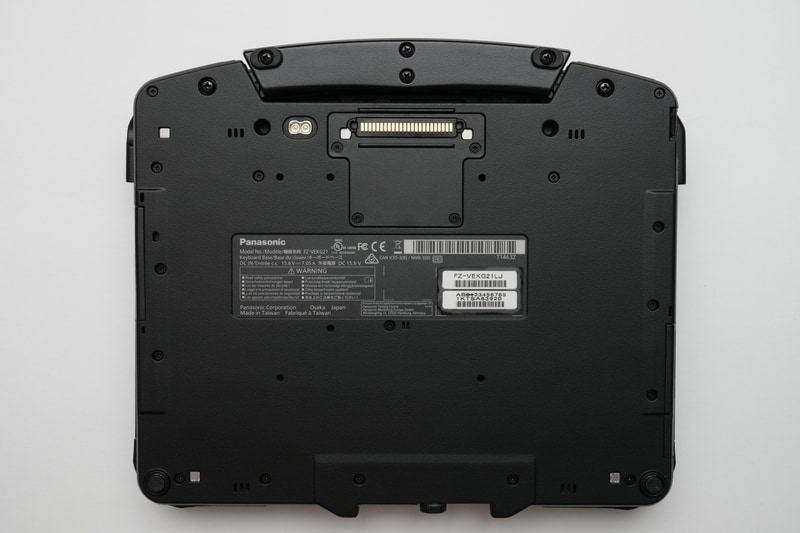 キーボードベースの底面には拡張バスコネクタが用意