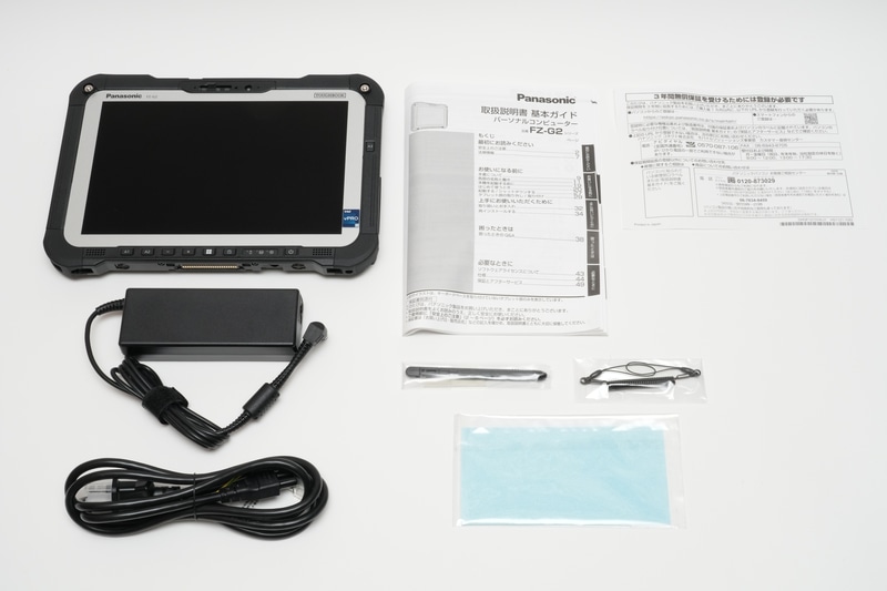 パッケージには、本体、ACアダプタ、電源ケーブル、説明書、デジタイザーペン「FZ-VNP026U」、ペン用ケーブル、専用布(クリーニングクロス)が同梱