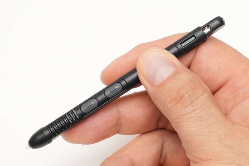 付属のデジタイザーペン「FZ-VNP026U」には2ボタンを用意。ペン先は変更できない