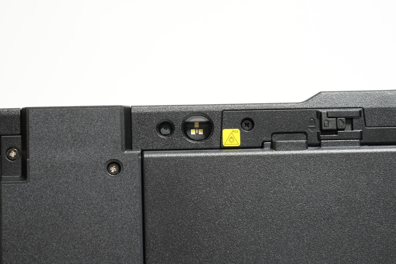 背面にはLEDフラッシュ付きの800万画素カメラを装備