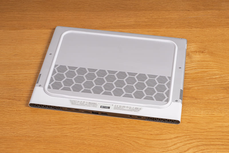 独自技術で効率的な冷却が可能。底面や背面側にはそのための吸気・排気口が見える