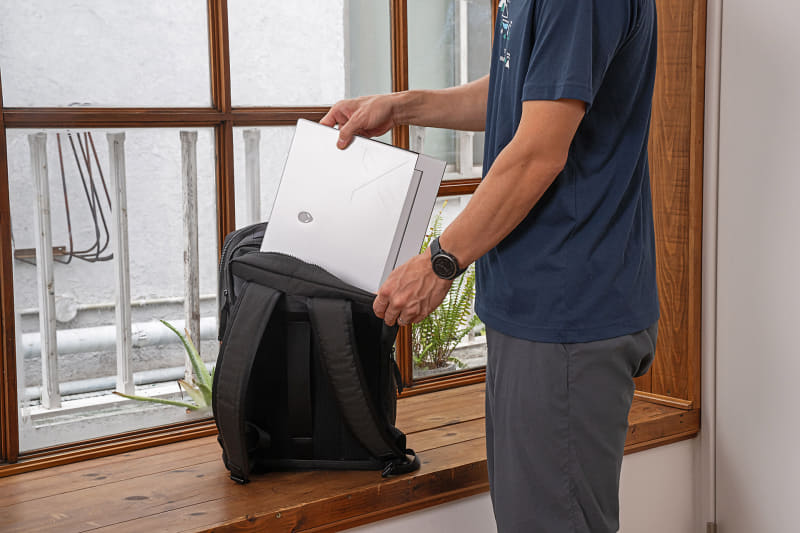 バッグに入れてノマドワークにも無理なく出かけられる