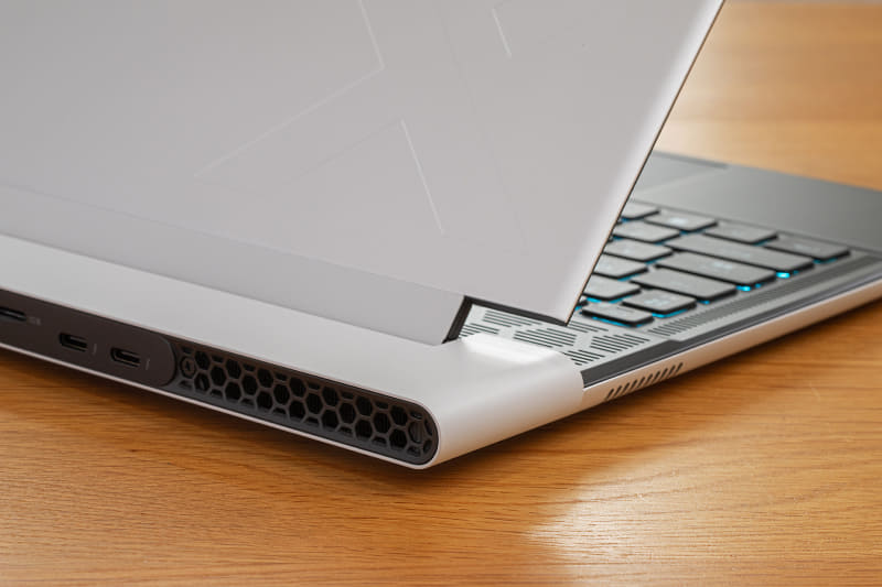 丸みを帯びたあしらいが特徴的な「レジェンドデザイン」。特に天板の部分はアルマイト加工のアルミを使用しており、堅牢性と美しさ、耐久性が向上。指紋もつきにくい。薄型でスタイリッシュな雰囲気もある