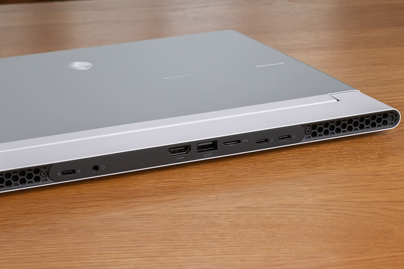 背面側に用意されたインターフェイス。Thunderbolt 4は2ポートもある