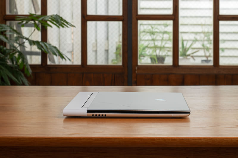 世界最薄の14型ゲーミングノートということもあり、側面から見ればその薄さが分かる。これで高性能なディスクリートGPUを載せているのは驚きだ