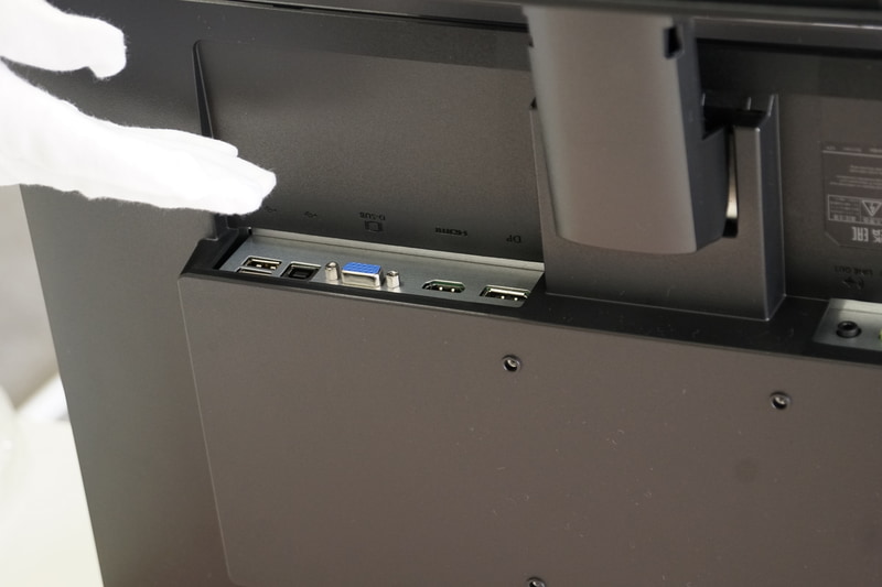 抜き取り検査の様子も見せてくれた。本体はもちろん、端子やケーブルに傷などないかまで細かくチェックしていく