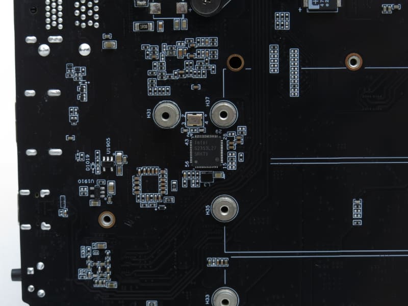 このIntelの「SRKTV」の刻印があるのが2.5Gigabit Ethernetコントローラの「<a href="https://www.intel.co.jp/content/www/jp/ja/products/sku/210599/intel-ethernet-controller-i226v/ordering.html" class="n" target="_blank">I226-V</a>」だ